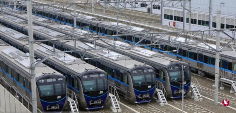 佐科政府要大力扩展铁路和地铁网络,给印尼的建筑公司尤其是国营企业带来很大的商机。图为在南雅加达的地铁车厂。(雅加达邮报) 佐科政府要大力扩展铁路和地铁网络,给印尼的建筑公司尤其是国营企业带来很大的商机。图为在南雅加达的地铁车厂。(雅加达邮报)