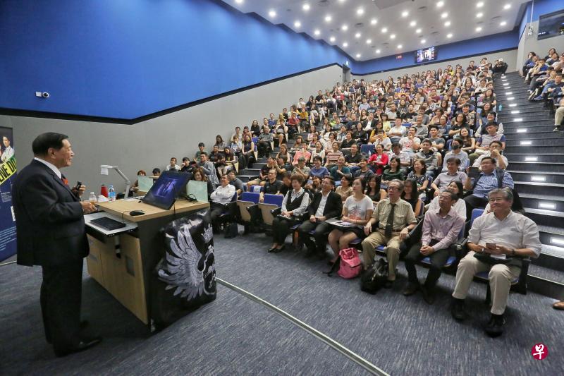 李昌钰博士昨晚在新加坡国立大学杨潞龄医学院演讲时追悼赵自成教授,与200名观众分享他们之间的友情故事。(特约陈福洲摄) 李昌钰博士昨晚在新加坡国立大学杨潞龄医学院演讲时追悼赵自成教授,与200名观众分享他们之间的友情故事。(特约陈福洲摄)
