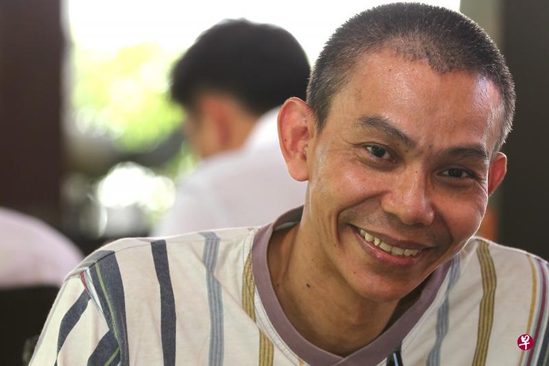 被告伊斯米2011年出狱后所拍下的照片。他当时出狱10个月后就因为吸毒再次入狱七年。如今,他出狱后再次犯案,犯下贩毒罪,被判坐牢六年。 被告伊斯米2011年出狱后所拍下的照片。他当时出狱10个月后就因为吸毒再次入狱七年。如今,他出狱后再次犯案,犯下贩毒罪,被判坐牢六年。