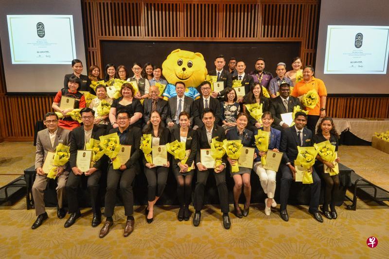 来自本地88家酒店的146人获得第25届全国行善奖——服务金奖。图为部分得奖者,与丹戎巴葛集选区议员杨益财(第二排左五)和新加坡行善运动秘书长袁国栋(第二排左四)合影。(行善运动理事会提供) 来自本地88家酒店的146人获得第25届全国行善奖——服务金奖。图为部分得奖者,与丹戎巴葛集选区议员杨益财(第二排左五)和新加坡行善运动秘书长袁国栋(第二排左四)合影。(行善运动理事会提供)