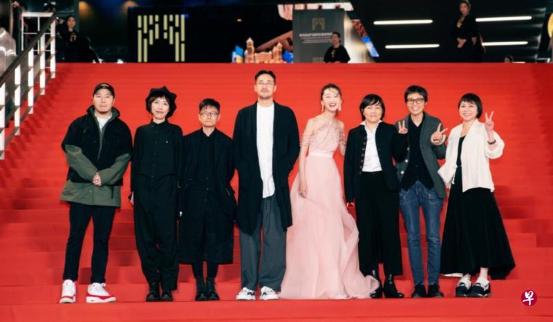 周冬雨(右四)与《少年的你》导演曾国祥(左四)和制片人许月珍(右三)等一起走红毯。(互联网) 周冬雨(右四)与《少年的你》导演曾国祥(左四)和制片人许月珍(右三)等一起走红毯。(互联网)