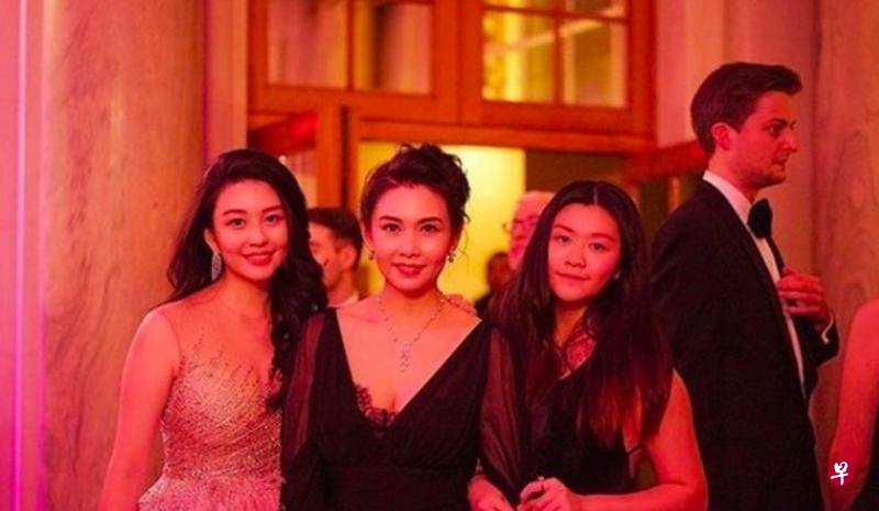 邱淑贞（中）与大女儿沈月（左）、二女儿沈日一起出席舞会。（IG图）