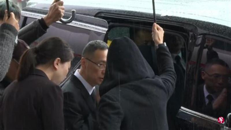 浙江卫视代表在王钧带领下前往高以翔灵堂致意。(互联网) 浙江卫视代表在王钧带领下前往高以翔灵堂致意。(互联网)