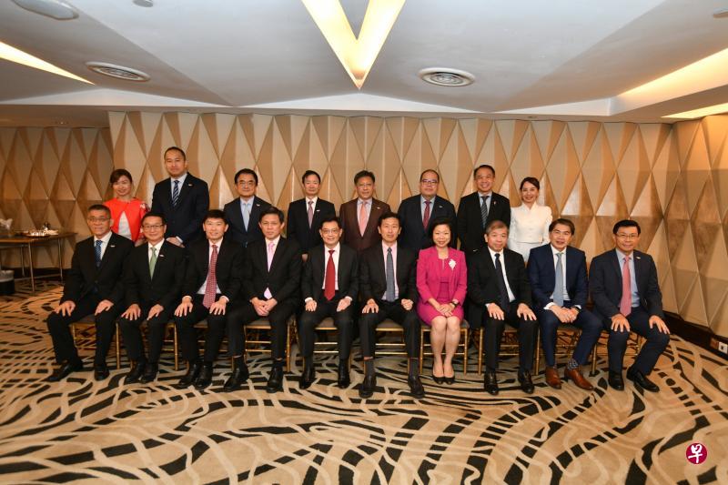 副总理兼财政部长王瑞杰(前排左五)、通商中国主席李奕贤(前排右一)和通商中国总裁陈佩玲(后排左一)与新一届董事会和顾问合影。他们包括诚汇瑞资创始人兼执行合伙人陈思伻(前排左起)、达丰控股总裁兼首席执行官黄山忠、贸工部兼教育部高级政务部长徐芳达、贸工部长陈振声、教育部长王乙康、通讯及新闻部兼文化、社区及青年部高级政务部长沈颖、太平船务董事总经理张松声、劳动力发展局主席林明彦、城市发展总裁郭益智(后排左二起)、星雅集团执行主席吴学光、仁恒置地集团主席兼总裁钟声坚、联发集团执行主席高泉庆、经纬中国创始管理合伙人徐传陞、纪源资本管理合伙人符绩勋,以及携程旅行网总裁孙洁。(通商中国提供) 副总理兼财政部长王瑞杰(前排左五)、通商中国主席李奕贤(前排右一)和通商中国总裁陈佩玲(后排左一)与新一届董事会和顾问合影。他们包括诚汇瑞资创始人兼执行合伙人陈思伻(前排左起)、达丰控股总裁兼首席执行官黄山忠、贸工部兼教育部高级政务部长徐芳达、贸工部长陈振声、教育部长王乙康、通讯及新闻部兼文化、社区及青年部高级政务部长沈颖、太平船务董事总经理张松声、劳动力发展局主席林明彦、城市发展总裁郭益智(后排左二起)、星雅集团执行主席吴学光、仁恒置地集团主席兼总裁钟声坚、联发集团执行主席高泉庆、经纬中国创始管理合伙人徐传陞、纪源资本管理合伙人符绩勋,以及携程旅行网总裁孙洁。(通商中国提供)