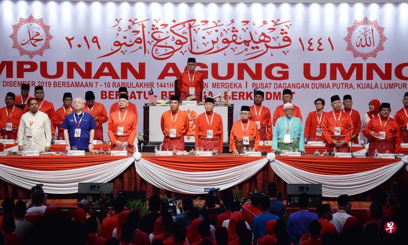 巫统昨天举行第73届代表大会,首度邀请国阵成员党及新盟友伊斯兰党党魁一起在台上见证大会开幕。前排左起为印度国大党主席威尼斯瓦兰、马华总会长魏家祥、巫统前主席纳吉、署理主席莫哈末哈山、现任主席阿末扎希、元老拉沙里及伊党主席哈迪阿旺。(星洲日报) 巫统昨天举行第73届代表大会,首度邀请国阵成员党及新盟友伊斯兰党党魁一起在台上见证大会开幕。前排左起为印度国大党主席威尼斯瓦兰、马华总会长魏家祥、巫统前主席纳吉、署理主席莫哈末哈山、现任主席阿末扎希、元老拉沙里及伊党主席哈迪阿旺。(星洲日报)