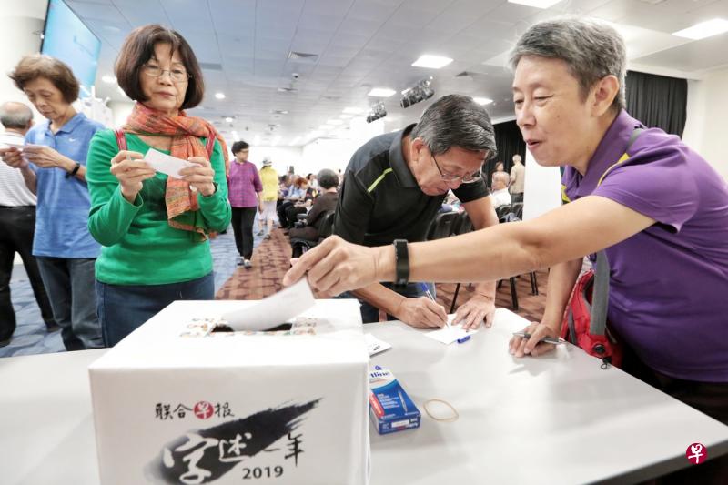 早报读者在讲座讲座结束后踊跃投选他们心目中的年度汉字。(徐颖荃摄) 早报读者在讲座讲座结束后踊跃投选他们心目中的年度汉字。(徐颖荃摄)