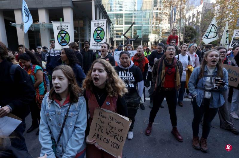 12月6日,许多美国年轻人在旧金山贝莱德总部外高喊“气候正义”口号,要求该集团停止资助化石燃料并协助应对气候变化。(法新社) 12月6日,许多美国年轻人在旧金山贝莱德总部外高喊“气候正义”口号,要求该集团停止资助化石燃料并协助应对气候变化。(法新社)