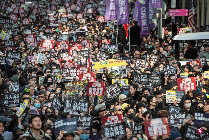 示威者抗议港府没有回应“五大诉求”(彭博社) 示威者抗议港府没有回应“五大诉求”(彭博社)