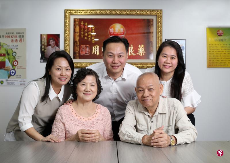 张竣杰(后排中)和两个姐姐都继承父亲的衣钵,父母要他们懂得饮水思源,面对困境不轻言放弃,对问诊与制药绝不马虎。拍照时,二姐张僡峻正在国外授课;后排左一为大姐张瑞娉,、右一为张竣杰的妻子伍爱华。 张竣杰(后排中)和两个姐姐都继承父亲的衣钵,父母要他们懂得饮水思源,面对困境不轻言放弃,对问诊与制药绝不马虎。拍照时,二姐张僡峻正在国外授课;后排左一为大姐张瑞娉,、右一为张竣杰的妻子伍爱华。