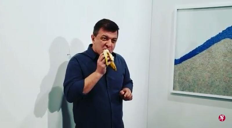 纽约行为艺术家达度纳(David Datuna)在美国迈阿密巴塞尔艺术展上,当中吃掉以12万美元售出的香蕉。(取自David Datuna Instagram) 纽约行为艺术家达度纳(David Datuna)在美国迈阿密巴塞尔艺术展上,当中吃掉以12万美元售出的香蕉。(取自David Datuna Instagram)