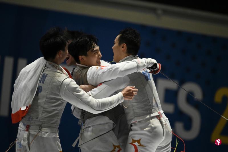 拿下最后一分后,陈康靖(中)与队友拥抱庆祝。(刘安远摄) 拿下最后一分后,陈康靖(中)与队友拥抱庆祝。(刘安远摄)