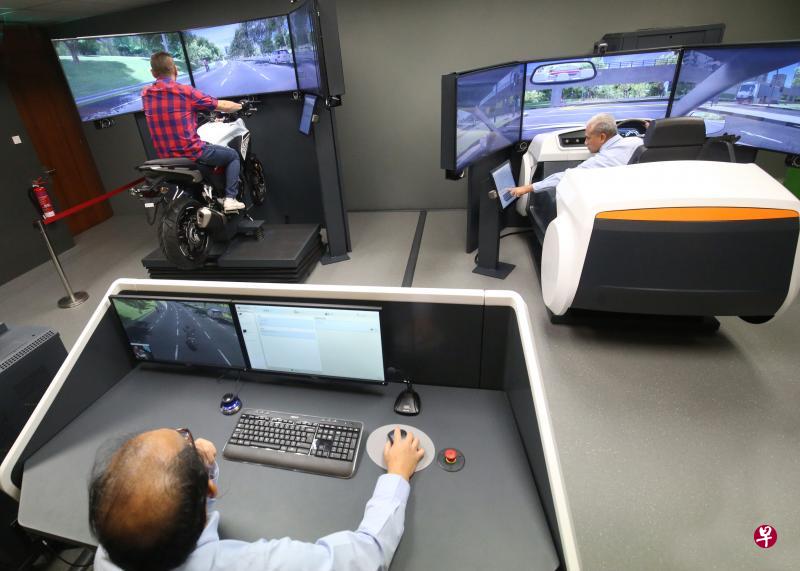 学员可透过模拟驾驶训练机模拟不同天气与路面情况,学习驾驶汽车和电单车。(档案照片) 学员可透过模拟驾驶训练机模拟不同天气与路面情况,学习驾驶汽车和电单车。(档案照片)