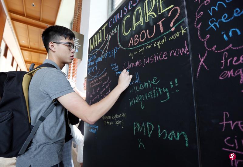 大学不是象牙塔，学生在课业之外，对世界多地掀起的#Me Too（反性侵）和反气候变化等运动有一定认知，更普遍关注我国社会议题。（庄耿闻摄）
