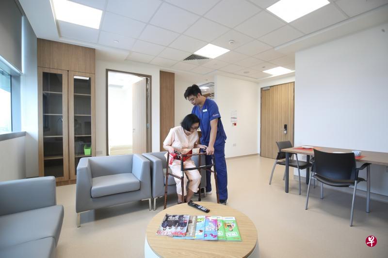 新大楼备有模拟二房式组屋的复健设施,训练病患重新适应晾衣服、起床等日常活动。(谢智扬摄) 新大楼备有模拟二房式组屋的复健设施,训练病患重新适应晾衣服、起床等日常活动。(谢智扬摄)