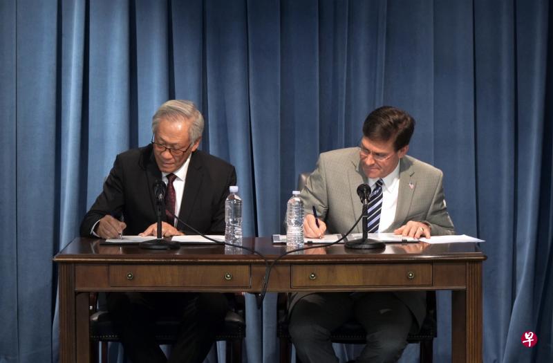 国防部长黄永宏医生(左)在第七届里根国防论坛场边与美国防长埃斯珀签署有关我国往关岛派遣空军训练分遣队的谅解备忘录。(国防部提供) 国防部长黄永宏医生(左)在第七届里根国防论坛场边与美国防长埃斯珀签署有关我国往关岛派遣空军训练分遣队的谅解备忘录。(国防部提供)