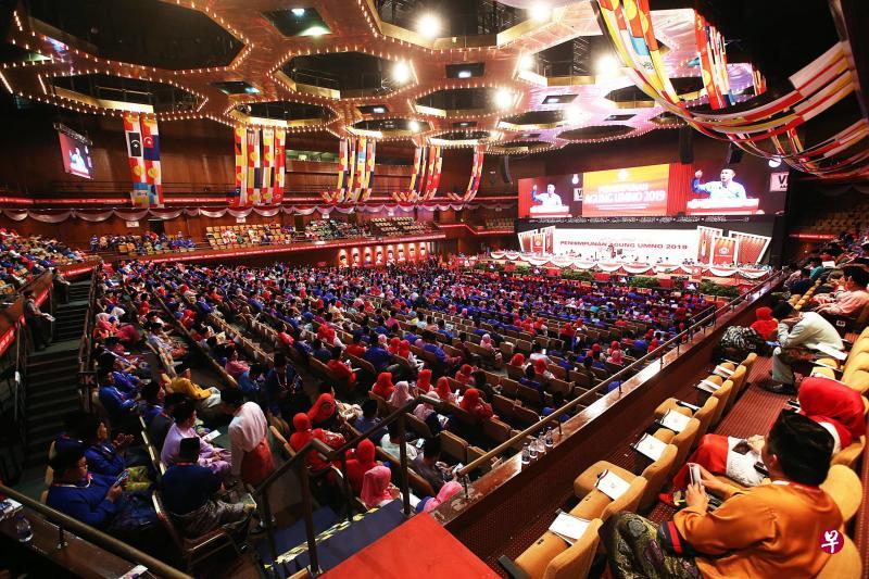 巫统去年下野后,党代表大会士气低落,但今年和伊斯兰党结盟后,代表们对巫统恢复了信心,出席人数和现场氛围明显改善。(星洲日报) 巫统去年下野后,党代表大会士气低落,但今年和伊斯兰党结盟后,代表们对巫统恢复了信心,出席人数和现场氛围明显改善。(星洲日报)