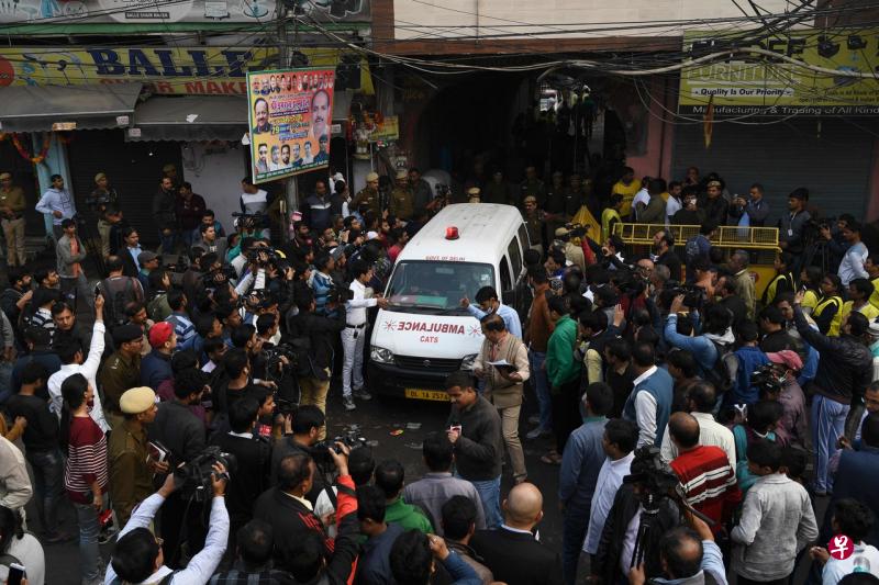 印度首都新德里的一家造纸工厂8日凌晨发生大火,事故造成43人遇难,另有超过50人受伤,伤者被送往附近医院。(法新社) 印度首都新德里的一家造纸工厂8日凌晨发生大火,事故造成43人遇难,另有超过50人受伤,伤者被送往附近医院。(法新社)