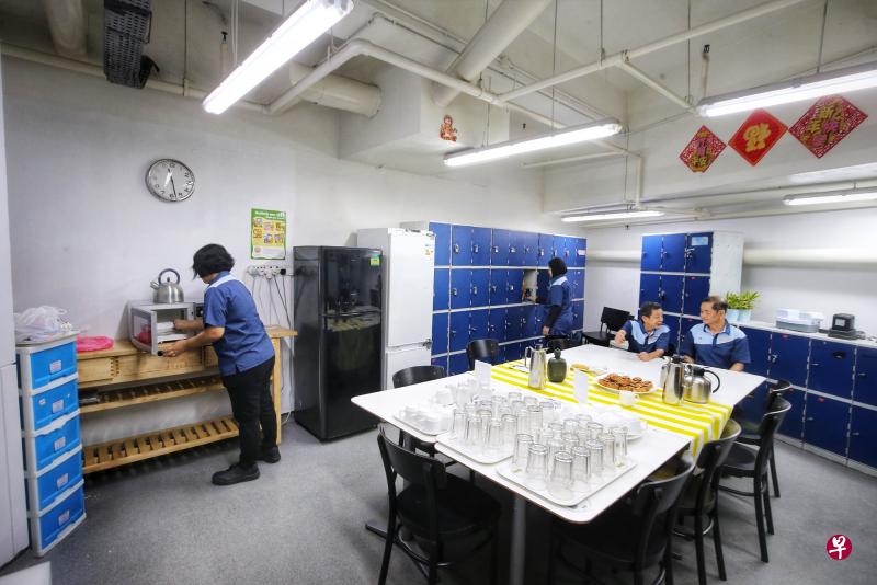 宜家把底层停车场的一小部分空间改为外包员工的专属休息室。员工可到那里休息,使用微波炉、冰箱与饮水设备。休息室也有个人储物柜,让员工使用。(严宣融摄) 宜家把底层停车场的一小部分空间改为外包员工的专属休息室。员工可到那里休息,使用微波炉、冰箱与饮水设备。休息室也有个人储物柜,让员工使用。(严宣融摄)