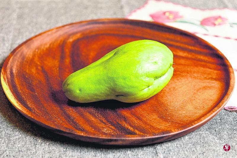 青绿的佛手瓜,果实顶端开裂如手指状,屈伸不一,长短参差,酷似佛像的手,因而得其名。(档案照) 青绿的佛手瓜,果实顶端开裂如手指状,屈伸不一,长短参差,酷似佛像的手,因而得其名。(档案照)