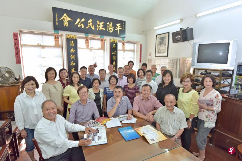 汪氏总会接下来将加强与国际宗亲会的联系,并全面扩展会务。总会受访执委(前排左起):主席汪家裕、筹委主席汪瑞典、总务汪春福、副主席汪隆基、名誉主席汪信先。(林新泰摄) 汪氏总会接下来将加强与国际宗亲会的联系,并全面扩展会务。总会受访执委(前排左起):主席汪家裕、筹委主席汪瑞典、总务汪春福、副主席汪隆基、名誉主席汪信先。(林新泰摄)