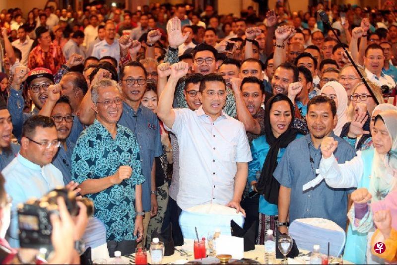 阿兹敏(前排左三)与支持者昨天在“2030共享繁荣晚宴”高呼“烈火莫熄”等口号。(星洲日报) 阿兹敏(前排左三)与支持者昨天在“2030共享繁荣晚宴”高呼“烈火莫熄”等口号。(星洲日报)