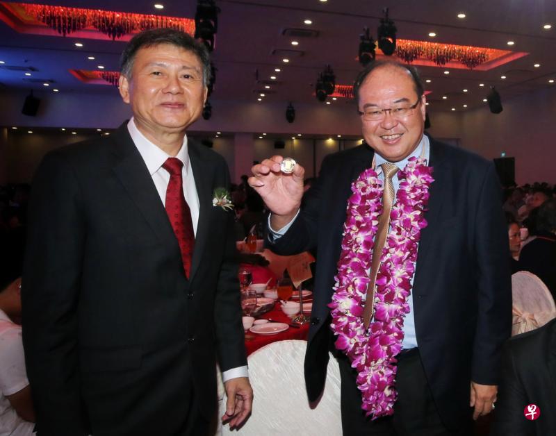 宗乡总会会长陈奕福(右)展示获赠的八卦形24K镀金纪念盾,左为苏氏公会会长苏圻国。(严宣融摄) 宗乡总会会长陈奕福(右)展示获赠的八卦形24K镀金纪念盾,左为苏氏公会会长苏圻国。(严宣融摄)