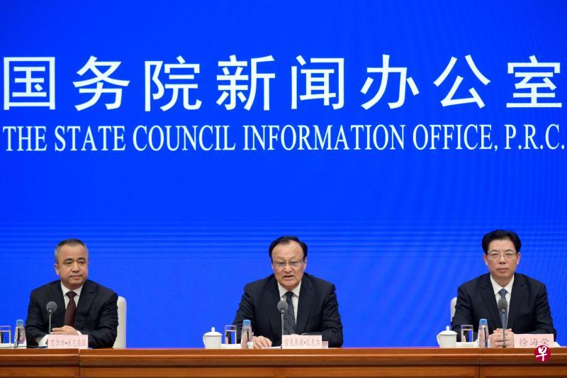 新疆党委副书记雪克来提•扎克尔(中)、新疆党委常委、乌鲁木齐市委书记徐海荣(右)和新疆自治区副主席艾尔肯•吐尼亚孜(左)出席中国国新办的发布会。(法新社) 新疆党委副书记雪克来提•扎克尔(中)、新疆党委常委、乌鲁木齐市委书记徐海荣(右)和新疆自治区副主席艾尔肯•吐尼亚孜(左)出席中国国新办的发布会。(法新社)