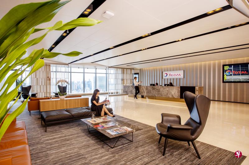 能源巨擘道达尔道达尔的亚太总部,位于中央商业区星狮大厦第25层至第30层楼的空间,总面积比原址多65%。(道达尔集团提供) 能源巨擘道达尔道达尔的亚太总部,位于中央商业区星狮大厦第25层至第30层楼的空间,总面积比原址多65%。(道达尔集团提供)