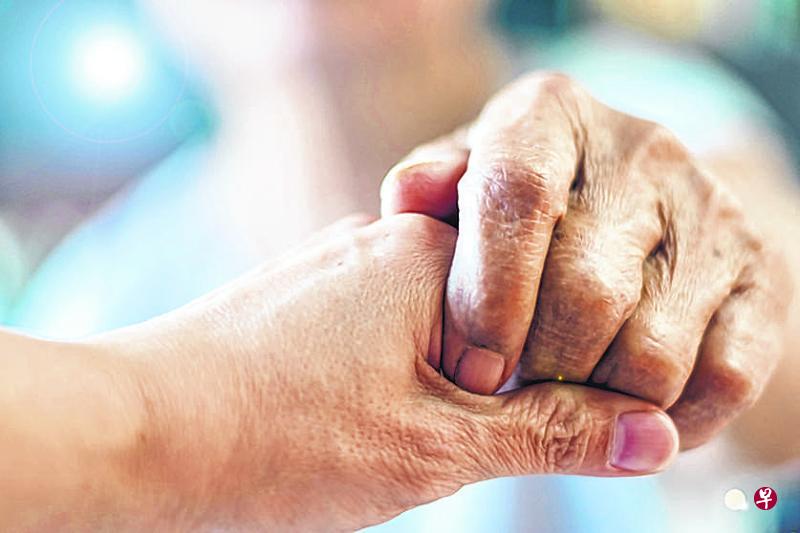 把对看护者的感激说出口,向他们道谢,或送出鼓励的卡片。(网络) 把对看护者的感激说出口,向他们道谢,或送出鼓励的卡片。(网络)