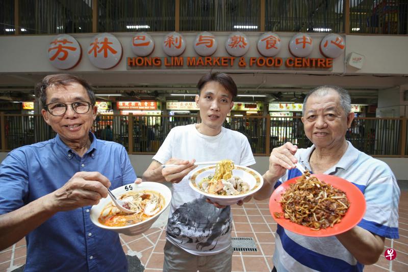 (左起)驰名结霜桥三轮车叻沙摊主司丹尼、大华肉脞面摊主董爰良和欧南园炒粿条面摊主黄振财都登上米其林新加坡“必比登推介”(Bib Gourmand)名单,为芳林巴刹与熟食中心带动人潮。 (左起)驰名结霜桥三轮车叻沙摊主司丹尼、大华肉脞面摊主董爰良和欧南园炒粿条面摊主黄振财都登上米其林新加坡“必比登推介”(Bib Gourmand)名单,为芳林巴刹与熟食中心带动人潮。