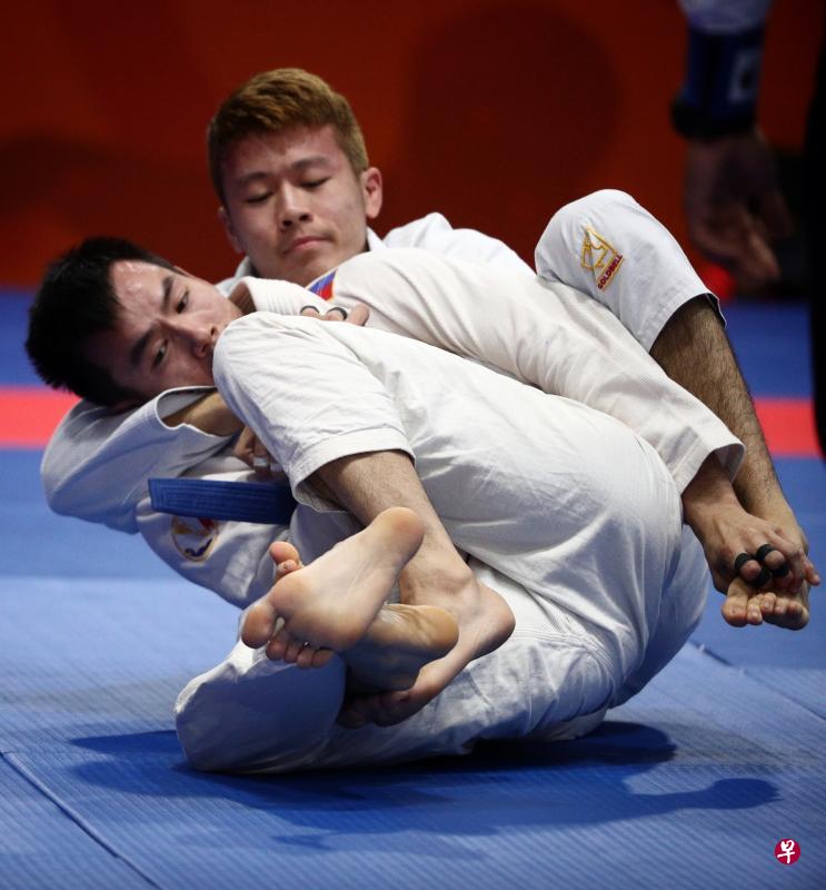 17岁的林天润(后)为我国巴西柔术队进账第一枚东运会金牌。(林泽锐摄) 17岁的林天润(后)为我国巴西柔术队进账第一枚东运会金牌。(林泽锐摄)