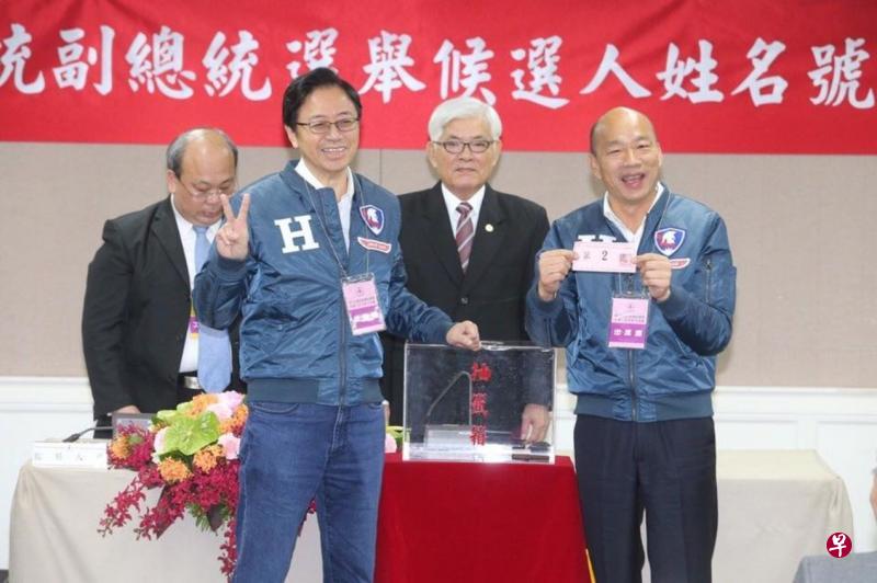 国民党总统候选人韩国瑜（右）与副手搭档张善政（左二）昨天抽出“2号”的竞选号次。主持抽签的是前民进党籍的中选会主委李进勇（右二），以及中选会副主委陈朝建（左一）。（取自韩国瑜面簿）