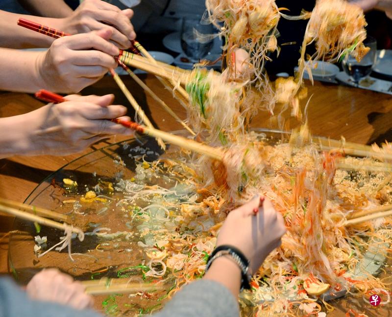 捞鱼生是本地华人庆祝农历新年的传统习俗。（档案照）