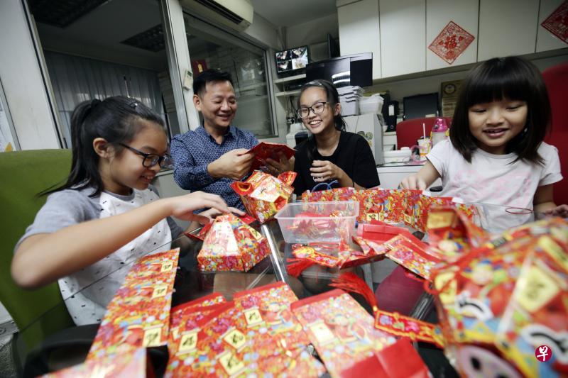 陈清山细心指导四个小女生制作五福猪,过程笑声连连。 陈清山细心指导四个小女生制作五福猪,过程笑声连连。