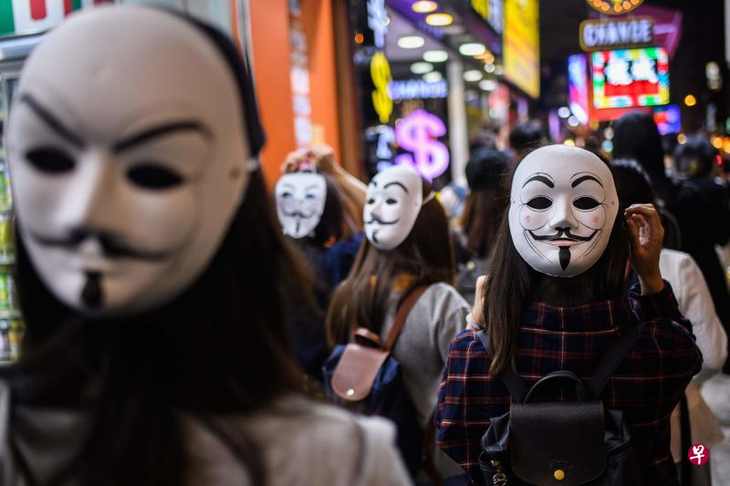档案照,图为戴着V字仇杀队面具的香港人11月5日在九龙区参加游行。(法新社) 档案照,图为戴着V字仇杀队面具的香港人11月5日在九龙区参加游行。(法新社)