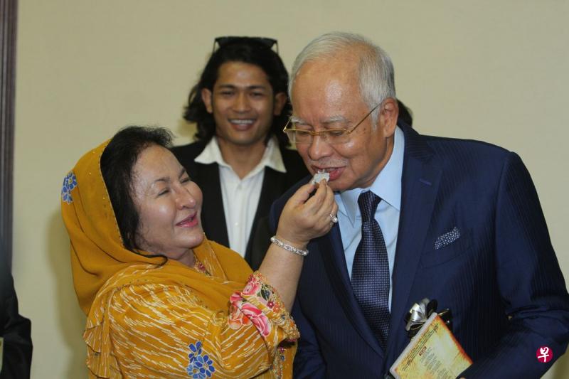 马来西亚前首相纳吉表示,他刷卡超过13万美元为夫人罗斯玛购买了一只手表作为生日礼物,是为了安抚由于假期中断而伤心的罗斯玛。(中国报档案照) 马来西亚前首相纳吉表示,他刷卡超过13万美元为夫人罗斯玛购买了一只手表作为生日礼物,是为了安抚由于假期中断而伤心的罗斯玛。(中国报档案照)
