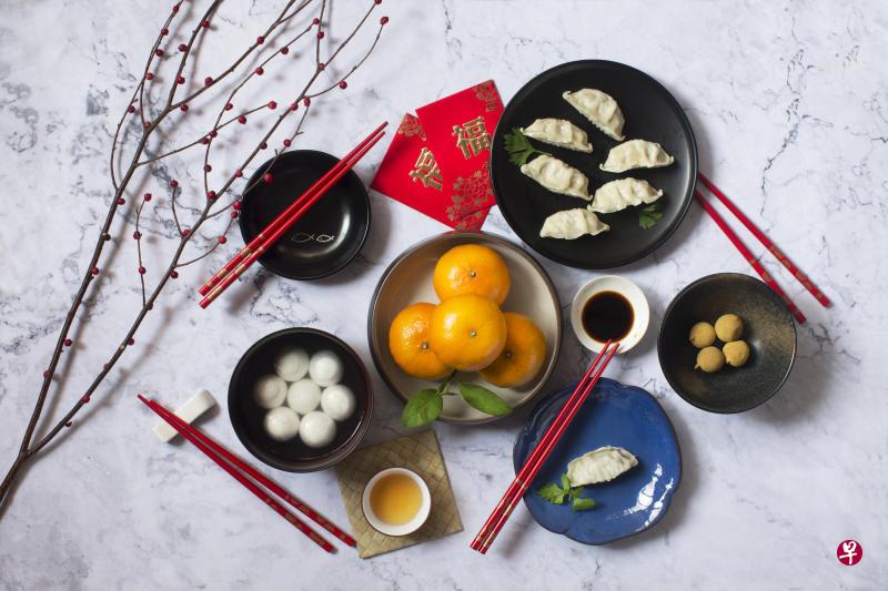 火锅食材一般少不了鱼、虾、贝壳、肉类等。(iStock图片) 火锅食材一般少不了鱼、虾、贝壳、肉类等。(iStock图片)