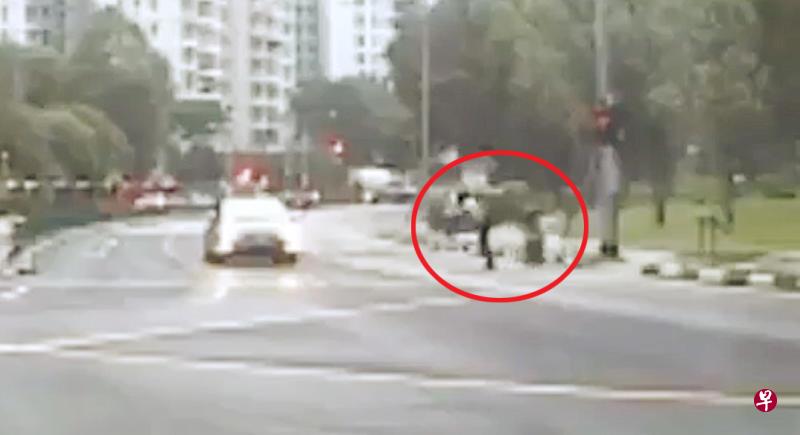 稽查员一个健步,使出“飞毛腿”将骑士踢入草丛。(取自面簿) 稽查员一个健步,使出“飞毛腿”将骑士踢入草丛。(取自面簿)