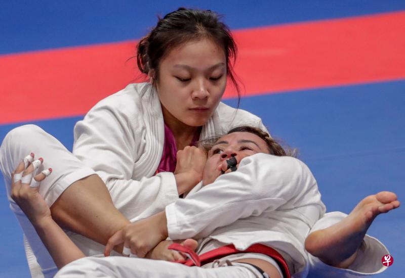 世界冠军连天恩(面对镜头者)成功压制对手,勇夺金牌。(新加坡体理会提供) 世界冠军连天恩(面对镜头者)成功压制对手,勇夺金牌。(新加坡体理会提供)