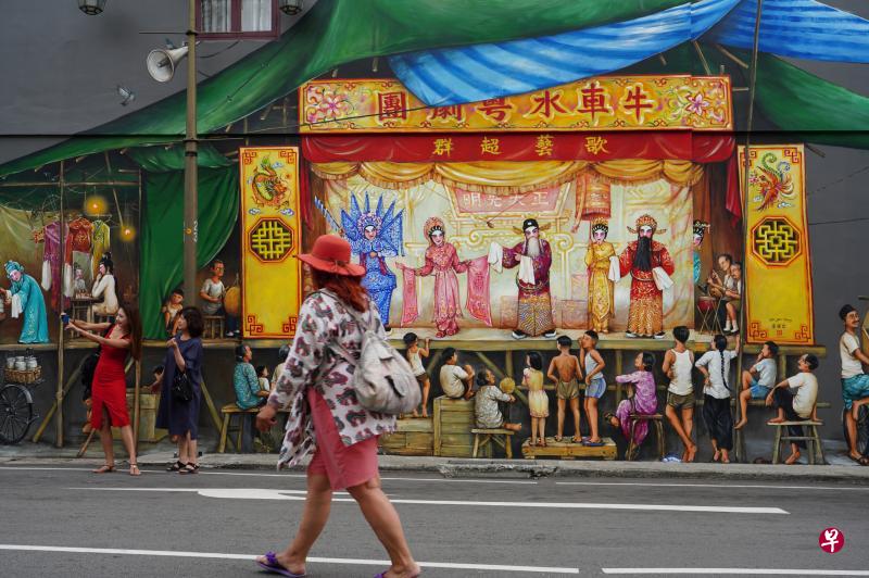 壁画色彩鲜艳，能看到各种细节。（谢智扬／摄）