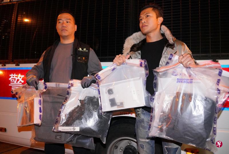 香港警方前晚在湾仔皇后大道东华仁书院范围内检获两个设有遥控装置的土制炸弹,经检验后证实含有烈性炸药的硝酸铵成分。图为警方展示土制炸弹和遥控装置等物品。(中通社) 香港警方前晚在湾仔皇后大道东华仁书院范围内检获两个设有遥控装置的土制炸弹,经检验后证实含有烈性炸药的硝酸铵成分。图为警方展示土制炸弹和遥控装置等物品。(中通社)