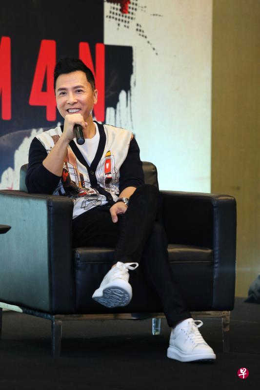 甄子丹说,他平常下戏回家,有时因腰痛站不直,在片场也有旧患当场发作的时候。(龙国雄摄) 甄子丹说,他平常下戏回家,有时因腰痛站不直,在片场也有旧患当场发作的时候。(龙国雄摄)