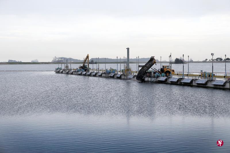 容量达35公吨的垃圾卡车将垃圾焚化底灰和其他不可焚化的垃圾运到埋置场浮动平台,倒入第二阶段工程建成的水池。据了解,这个水池总容量1450万立方米,目前仍有90%容纳能力。第一阶段工程建成的水池容量则为1360万立方米,但空间仅剩不到10%。(陈渊庄摄) 容量达35公吨的垃圾卡车将垃圾焚化底灰和其他不可焚化的垃圾运到埋置场浮动平台,倒入第二阶段工程建成的水池。据了解,这个水池总容量1450万立方米,目前仍有90%容纳能力。第一阶段工程建成的水池容量则为1360万立方米,但空间仅剩不到10%。(陈渊庄摄)