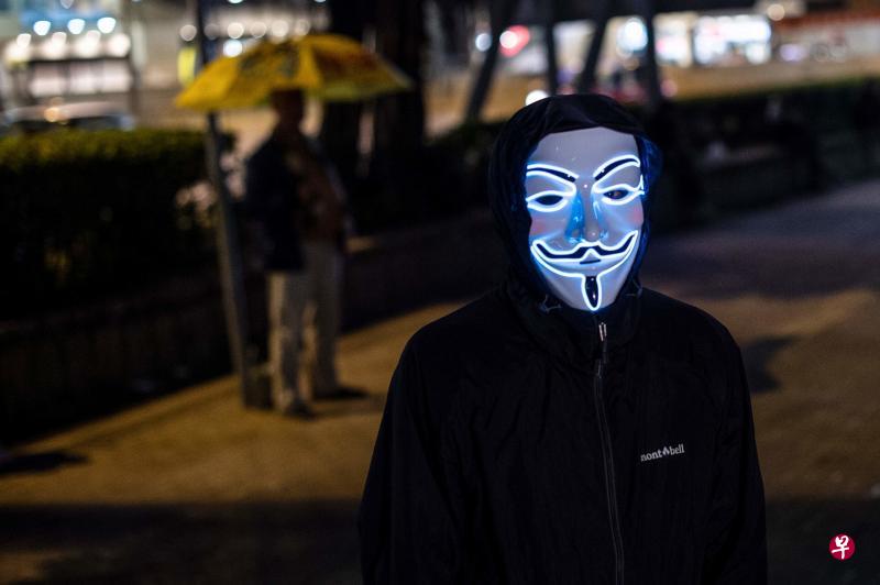 香港高等法院上诉庭昨天颁下裁决,拒绝特区政府就禁蒙面法的暂缓执行令申请。图为一名戴面具的反修例抗争者上星期日参加由民间人权阵线举办的游行。(法新社) 香港高等法院上诉庭昨天颁下裁决,拒绝特区政府就禁蒙面法的暂缓执行令申请。图为一名戴面具的反修例抗争者上星期日参加由民间人权阵线举办的游行。(法新社)