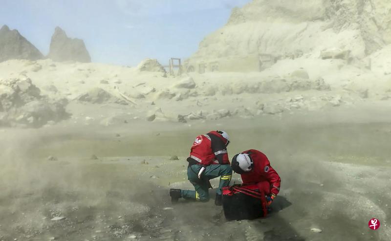 新西兰怀特岛火山周一喷发后,前往救援的人员冒着生命危险登岛寻找幸存者。图上为导游乘小艇疏散游客。(新华社/路透社) 新西兰怀特岛火山周一喷发后,前往救援的人员冒着生命危险登岛寻找幸存者。图上为导游乘小艇疏散游客。(新华社/路透社)