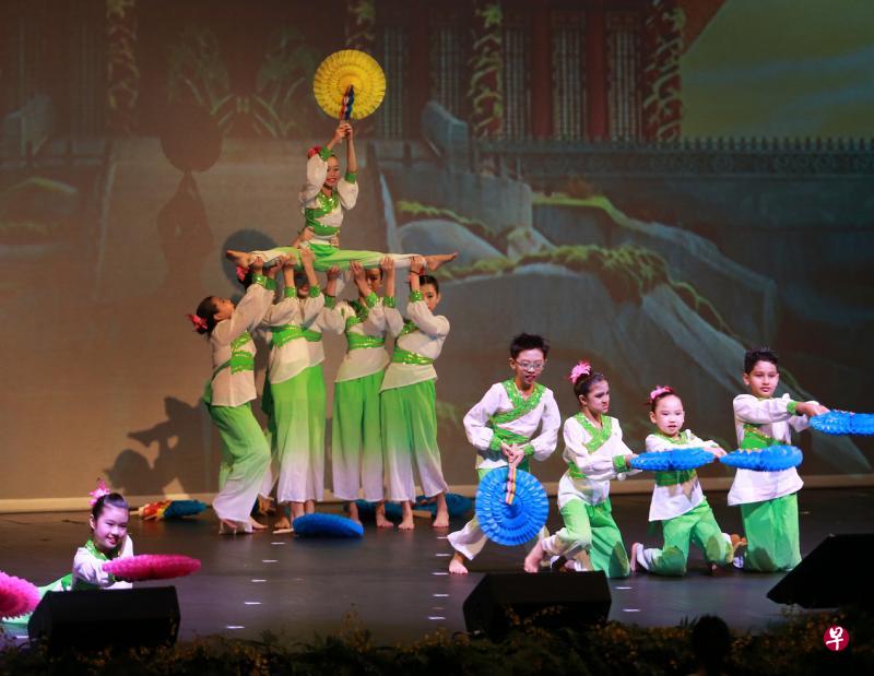 孺廊小学和恩园学校的学生在“异彩人生”表演上共舞缤纷童年,协同合作,不分你我。(唐家鸿摄) 孺廊小学和恩园学校的学生在“异彩人生”表演上共舞缤纷童年,协同合作,不分你我。(唐家鸿摄)