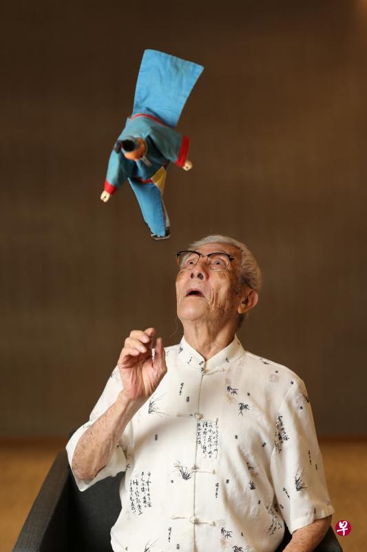 陈锡煌认为掌中戏“不管是50年前,还是现在,只是看你要不要设法把它演得更好。” 陈锡煌认为掌中戏“不管是50年前,还是现在,只是看你要不要设法把它演得更好。”