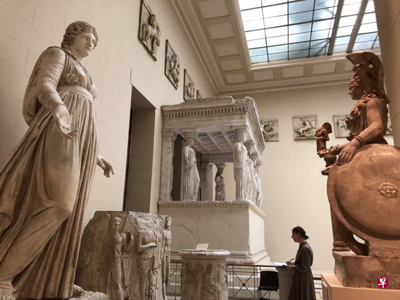 看着古希腊摹塑品绘画的少女。 看着古希腊摹塑品绘画的少女。