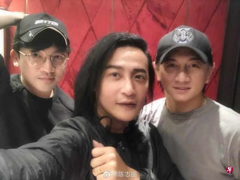 “小虎队”成员苏有朋(左起)、陈志朋及吴奇隆上月晒出合照。(微博图) “小虎队”成员苏有朋(左起)、陈志朋及吴奇隆上月晒出合照。(微博图)