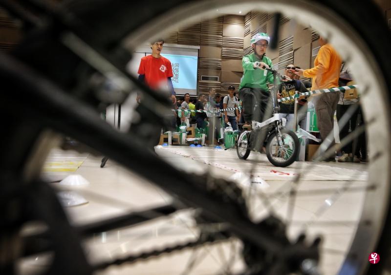 新推出的“踏板与电动脚踏车安全行驶课程”从本周展开,报名参加的送餐员将在七小时的课程中学习正确的骑行行为。(严宣融摄) 新推出的“踏板与电动脚踏车安全行驶课程”从本周展开,报名参加的送餐员将在七小时的课程中学习正确的骑行行为。(严宣融摄)